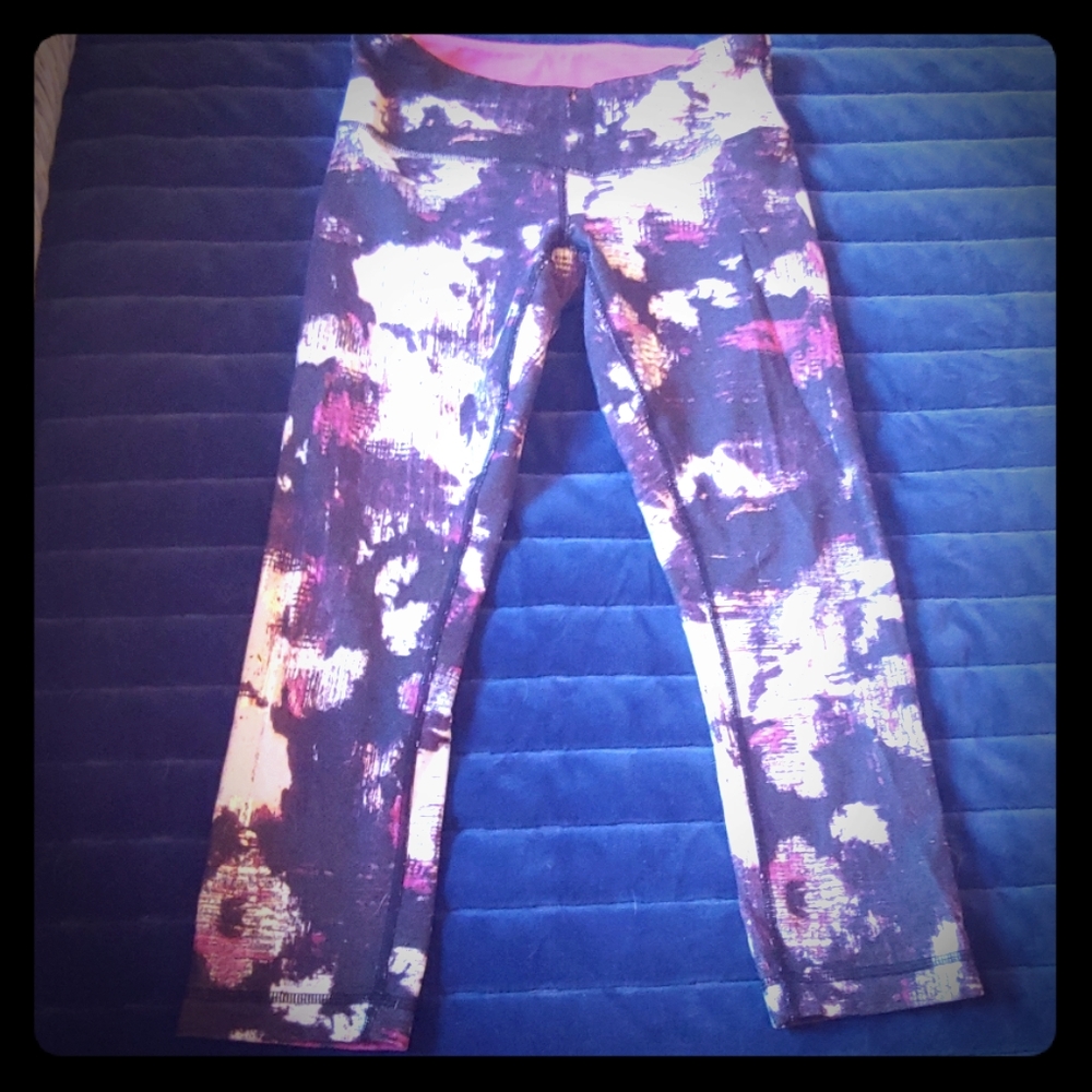 Super fun RARE color way lululemon crop legging